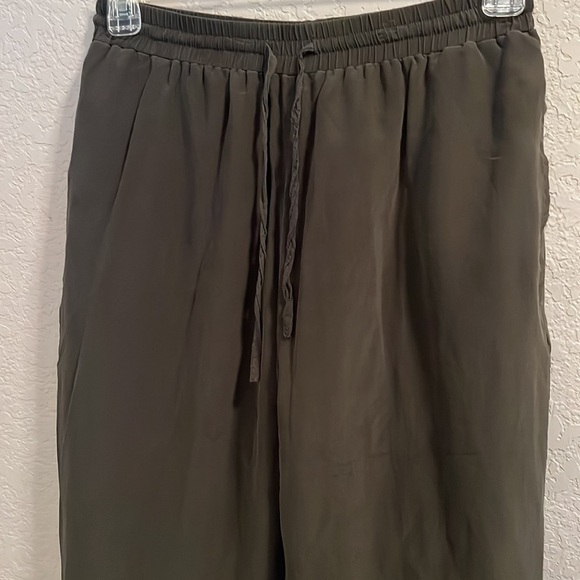 100% Silk Wide Leg Pull On High Waisted Pant. Cropped length. Olive green. M/L - Picture 2 of 6